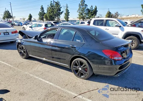 2015 Mercedes-Benz C 300 z USA, uszkodzony, nr VIN 55SWF4JB5FU057657